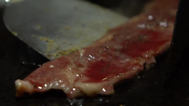 Slow Motion Kuchyně Hovězí Steak Chef Vaření Syrové Telecí Steak — Stock video