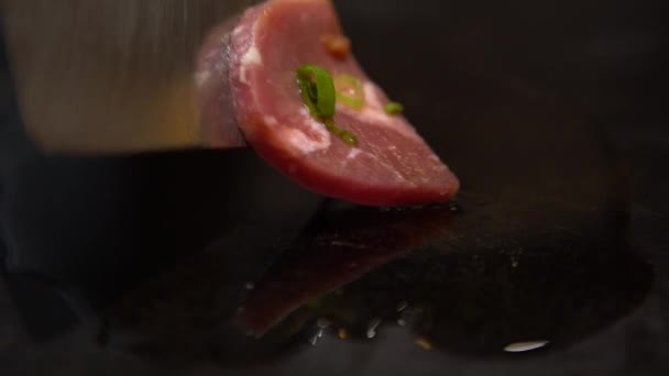 Cocina Pequeño Pedazo Bistec Chef Está Cocinando Filete Crudo Carne — Vídeo de stock