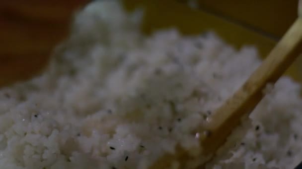 遅い寿司やロールを作るための調理された白いご飯の動き 日本の伝統的な料理を家庭やレストランで調理する男性シェフの手の近くにあるキッチンテーブル — ストック動画