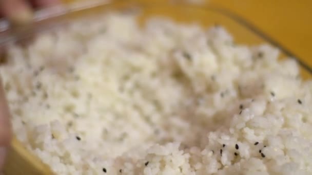 Zeitlupe Aus Gekochtem Weißen Reis Für Die Zubereitung Von Sushi — Stockvideo