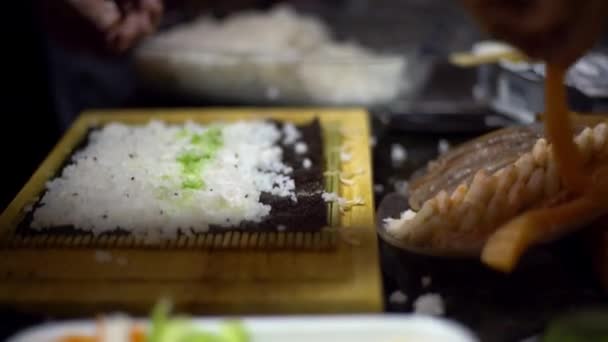 Makizushi正在准备 制作自制寿司和面包卷的过程 在家里或在厨房木桌上的餐馆里 男性厨师手准备日本传统食品的特写镜头 — 图库视频影像