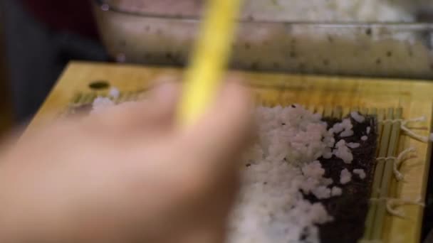 Zpomalený Pohyb Makizushi Přípravě Připravte Dělat Domácí Sushi Rolky Dřevěném — Stock video