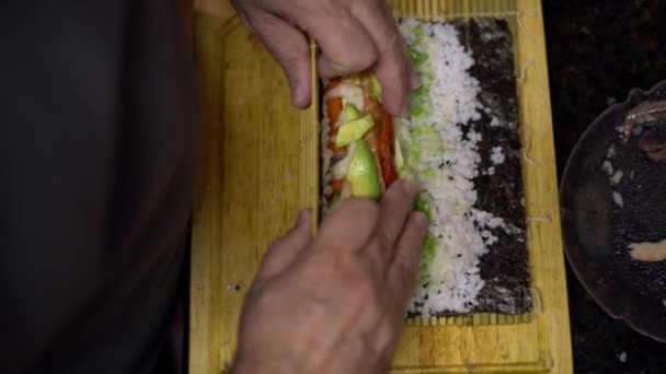 Makizushi Vorbereitung Auf Dem Holztisch Hause Hausgemachtes Sushi Und Semmeln — Stockvideo