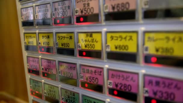 Okinawa Japonia Września 2016 Kobieta Korzystająca Automatu Spożywczego Okinawie Japońskiej — Wideo stockowe
