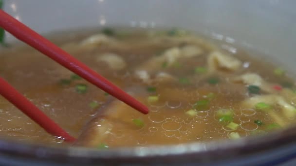 Movimento Lento Pessoas Comendo Macarrão Com Carne Porco Restaurante Japonês — Vídeo de Stock