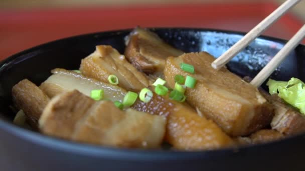 在日本餐馆里吃猪肉的人动作缓慢 在日本 用木棍吃热的传统食物 冲绳丹的一家酒吧午餐用的亚洲食物 — 图库视频影像