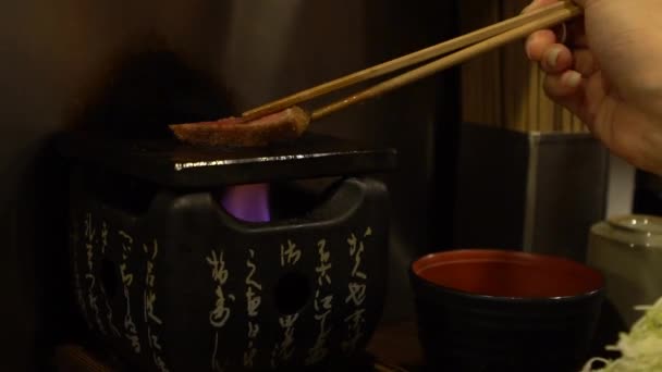 味道鲜美的油酥牛肉 与味道 特色牛排 已经面包在板条箱和油炸牛头肉的风格 餐馆里的日本菜 — 图库视频影像