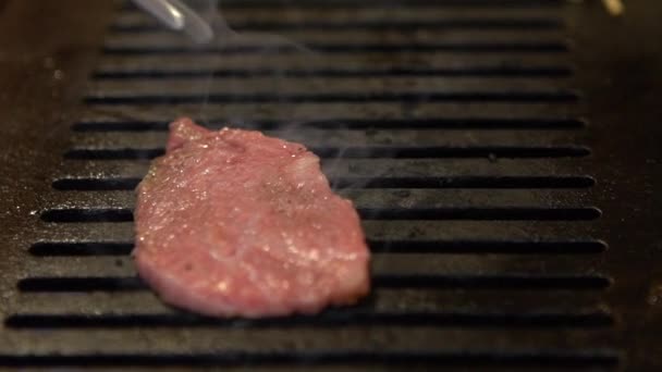 Zeitlupe Köstlich Geschnittenes Rindfleisch Auf Heißer Kohle Grillen Japanisches Essen — Stockvideo