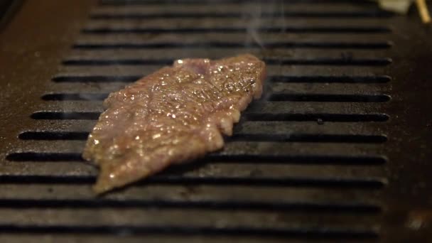 スローモーションホットコールでおいしいスライスビーフグリル レストランのバーベキューで日本料理 焼肉風ロースト肉焼き段 — ストック動画