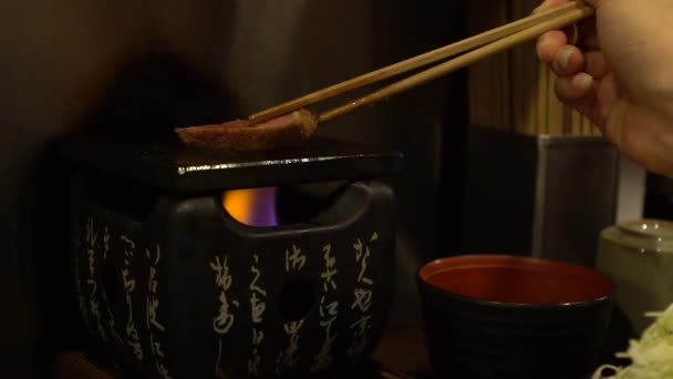 慢动作 油炸酥牛肉 金瓜素 特色牛排 已经面包在板条箱和油炸牛头肉的风格 餐馆里的日本菜 — 图库视频影像