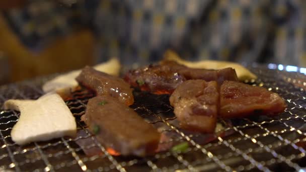 Movimento Lento Delicioso Porco Fatiado Grelha Carne Carvão Quente Comida — Vídeo de Stock
