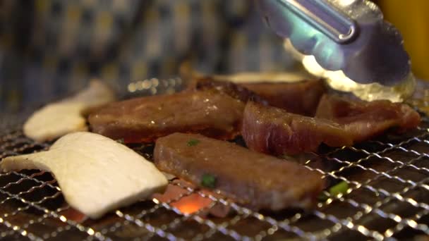 Ralenti Délicieux Rôti Porc Bœuf Tranché Charbon Chaud Japon Nourriture — Video