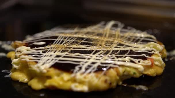 4K玉木贤树日本菜 配甜酱油 酱油和蛋黄酱 用面粉和水 切碎的卷心菜 洋葱和海鲜煮薄饼 在日本的一家餐馆里做了一道火锅 — 图库视频影像