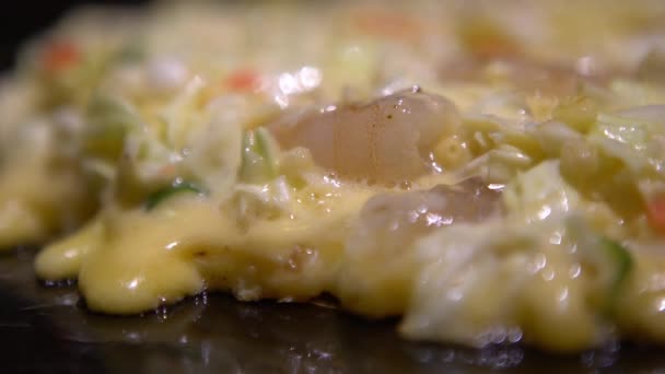 4K冈崎日本菜 包含各种配料的煎饼 面粉和水 切碎的卷心菜 洋葱和海鲜 在日本餐厅里被炸的日本厨师Monjayaki — 图库视频影像