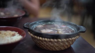 Asya restoranında akşam yemeği için bir kase Malezyalı etli şehriye. Malezya-Dan 'de geleneksel sıcak yemekler