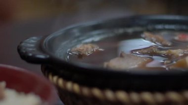 Ağır çekimde Asya restoranında akşam yemeği için bir kase Malay biftekli erişte. Malezya-Dan 'de geleneksel sıcak yemekler