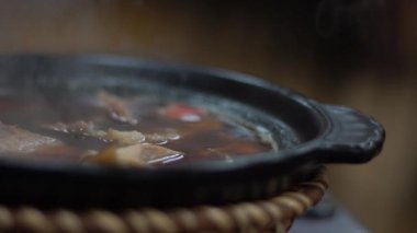 Ağır çekimde Asya restoranında akşam yemeği için bir kase Malay biftekli erişte. Malezya-Dan 'de geleneksel sıcak yemekler