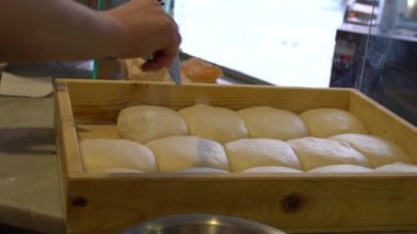 Yavaş hareket eden şef taze İtalyan çiğ pizzasını malzemelerle hazırlıyor, restoranda geleneksel hamur hazırlıyor. Mutfakta peynirli pizza yapma süreci. Yiyecek konsepti - Dan