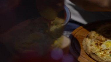 Yavaş çekim Şef İtalyan restoranının mutfağında lezzetli bir pizza hazırlıyor. Adam organik pizza yapıyor. Domates, macun, yumurta, bezelye ve mayonez.