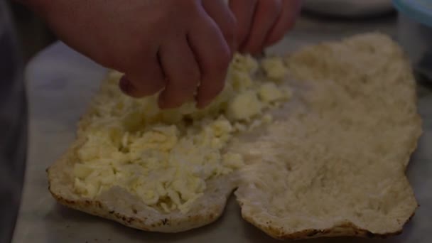 Chef Câmera Lenta Prepara Calzone Italiano Original Fresco Com Mussarela — Vídeo de Stock