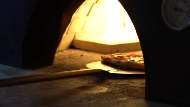 Slow Motion Kock Placera Oraffinerad Pizza Med Metall Spade Vedeldad — Stockvideo