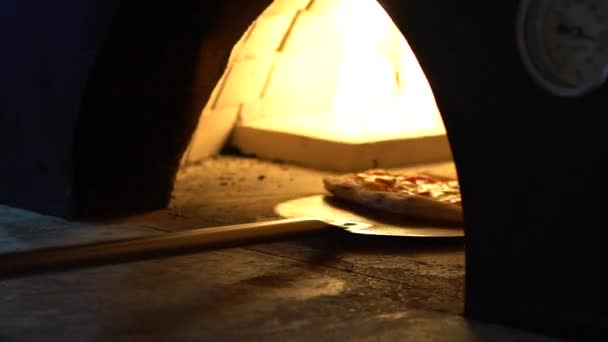 Trage Beweging Van Chef Kok Het Plaatsen Van Ongebakken Pizza — Stockvideo