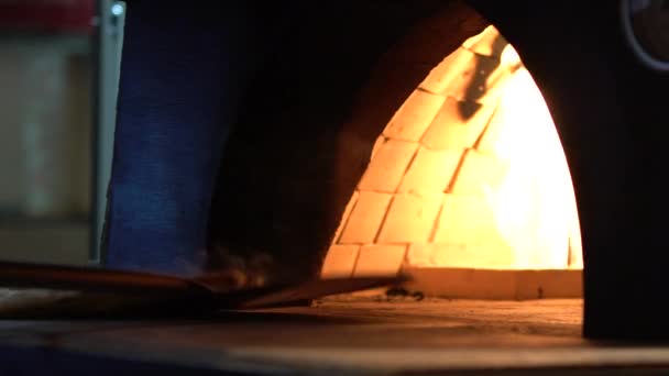 Trage Beweging Van Chef Kok Het Plaatsen Van Ongebakken Pizza — Stockvideo