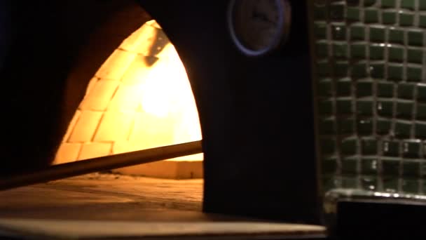 Trage Beweging Van Chef Kok Het Plaatsen Van Ongebakken Pizza — Stockvideo