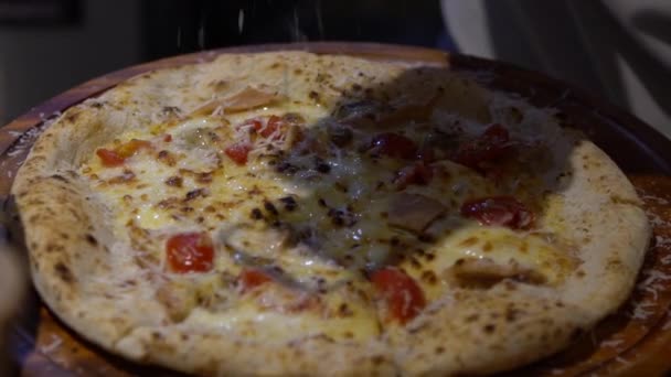 Chef Câmera Lenta Preparando Uma Pizza Saborosa Cozinha Restaurante Italiano — Vídeo de Stock