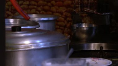Slow Motion of Man, Tayvan restoranının mutfağında sebze pişiriyor. Çinli aşçı tavada geleneksel yemekleri pişiriyor ve karıştırıyor. Lezzetli Asya yemekleri yiyen insanlar.
