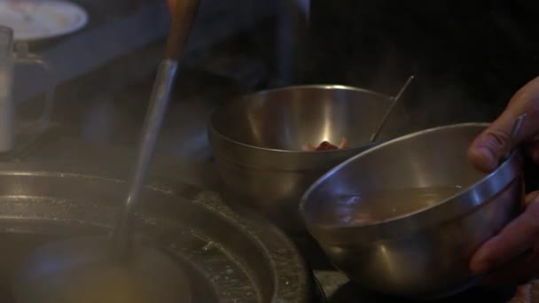 スローモーション台南レストランで有名な牛肉をスープで提供するベンダーの動き 台湾での朝食に伝統的なホットフード ボウルにおいしいアジア料理 中国の新鮮な肉を食べる人 Dan — ストック動画