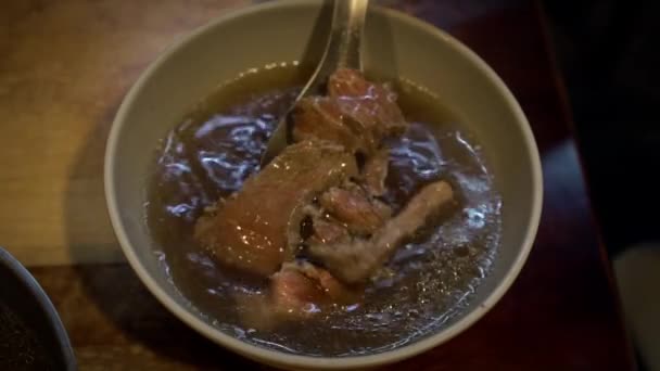 Slow Motion Personas Comiendo Famosa Carne Res Con Sopa Restaurante — Vídeos de Stock