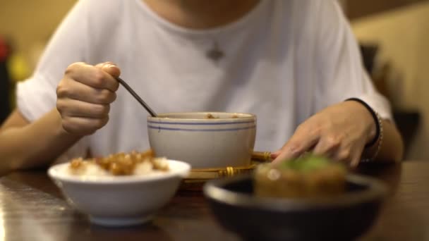 Azjatka Jedząca Zupę Kurczaka Miskę Ryżu Obiad Restauracji Korzystanie Łyżka — Wideo stockowe