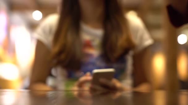 Mujer Asiática Cenando Usando Teléfono Inteligente Mesa Restaurante Camarero Sirve — Vídeos de Stock