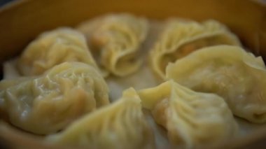 Restoranda 4K hamur işi. Geleneksel Çin yemekleri Tayvan 'da Çin yemeği olarak servis edilir. Küçük buharlı sepet içinde servis edilen küçük lokma büyüklüğünde yiyecekler olarak hazırlandı.