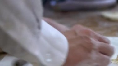 Tayvanlı bir aşçı takımı Çin hamur tatlısı olan Jiaozi 'yi yaratmak için eti etle doldurmadan önce hamur topluyor. Taipei restoranında Asyalı şef taze hamur tatlısı yapıyor. - Dan.