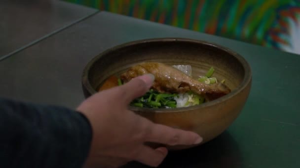 Zeitlupe Von Leckeren Hühnchen Mit Reis Auf Einer Schüssel Taiwanesischen — Stockvideo