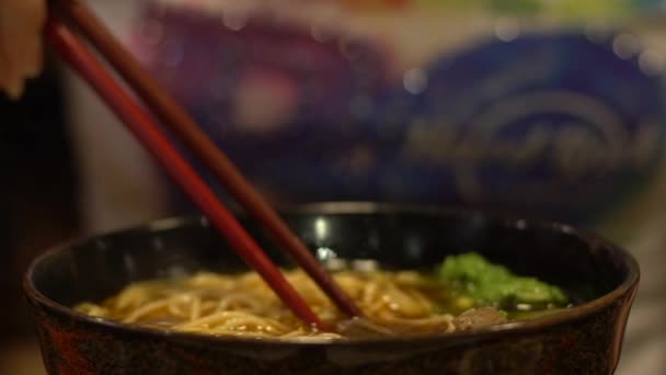 Zeitlupe Essen Menschen Einem Asiatischen Restaurant Eine Schüssel Rindfleischnudeln Zum — Stockvideo