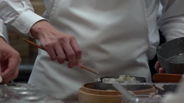 慢动作台湾厨师团队烹调传统食物 亚洲厨师在台北的餐馆里做新鲜饺子 男人的手做饭和准备面团的饺子 — 图库视频影像