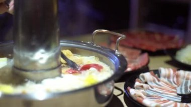 4K, geleneksel Pekin usulü Çin usulü pirinç kaplı çömlek. Yemek masası, çiğ ve taze malzemeler. Çin 'de meşhur bakır kavanozlarda nefis sığır eti. Yiyecek konsepti - Dan