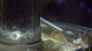 Geleneksel Pekin usulü Çin usulü pirinç kaplı çömlek. Yemek masası, çiğ ve taze malzemeler. Çin 'de meşhur bakır kavanozlarda nefis sığır eti. Yiyecek konsepti - Dan
