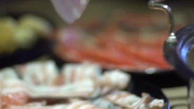 Çubuklu çiğ et. Çin 'de çörek şeklinde pirinç tencereli sıcak çömlek. Pekin 'de Çin yemeği. İnce dilimlenmiş et ve sebzeler suda kaynatıldı.