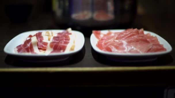 Chinese Pittige Hotpotsoep Platen Met Rauw Vlees Schuiven Van Varkensvlees — Stockvideo