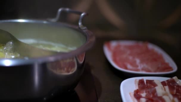 Soupe Chinoise Épicée Assiettes Avec Des Lames Viande Crue Porc — Video