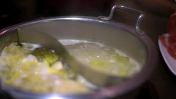Mujer Asiática Que Usa Palillos Para Cocinar Una Carne Sopa — Vídeo de stock