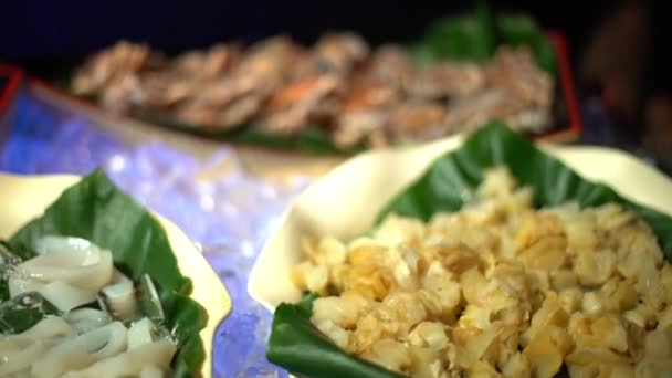 台湾のビュッフェラインで4K 新鮮な生の魚介類 アサリ ムール貝を氷の上で昼食にレストランで 伝統的な台湾の鍋スープを調理するためのおいしい料理 夕食のための健康的な食事 — ストック動画