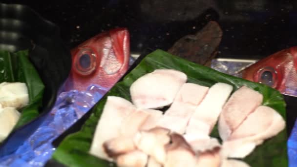 Frische Rohe Meeresfrüchte Buffetlinie Taiwan Fisch Und Thunfisch Sashimi Auf — Stockvideo