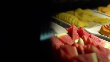 4K, kırmızı karpuz dilimi, portakal kabağı, sarı muz ve Tayvan 'da açık büfe sırasında tatlı olarak çeşitli meyveler. Sağlıklı bir restoranda yenecek lezzetli ve taze tropikal yiyecekler.