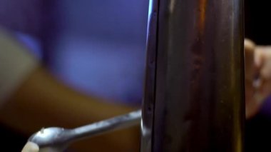 Slow Motion geleneksel Pekin usulü Çin usulü pirinç kaplı çömlek. Çiğ ve taze malzemelerle dolu yemek masası. Çin 'de meşhur bakır kavanozlarda nefis sığır eti. Yiyecek konsepti - Dan