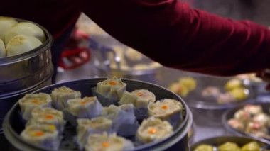 4K Satıcısı Shaomai 'yi hazırlıyor ve satıyor ve Tayvan' daki Asya Caddesi Gıda Pazarı 'nda müşterileri var. Hamur köftesi, Oriental Night Market 'te geleneksel Çin yemeğidir. Şehir merkezindeki restoran.
